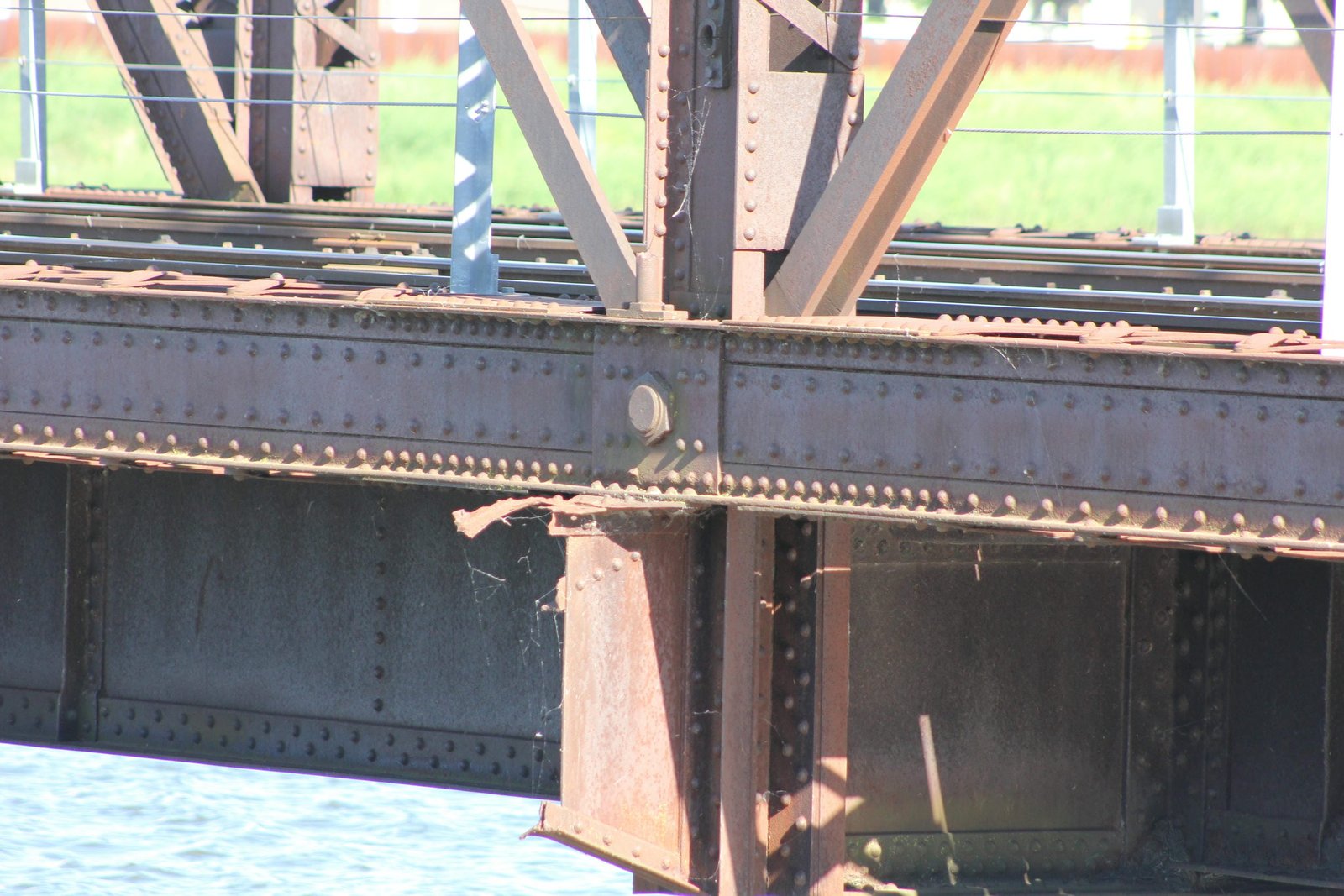 Lower connection
